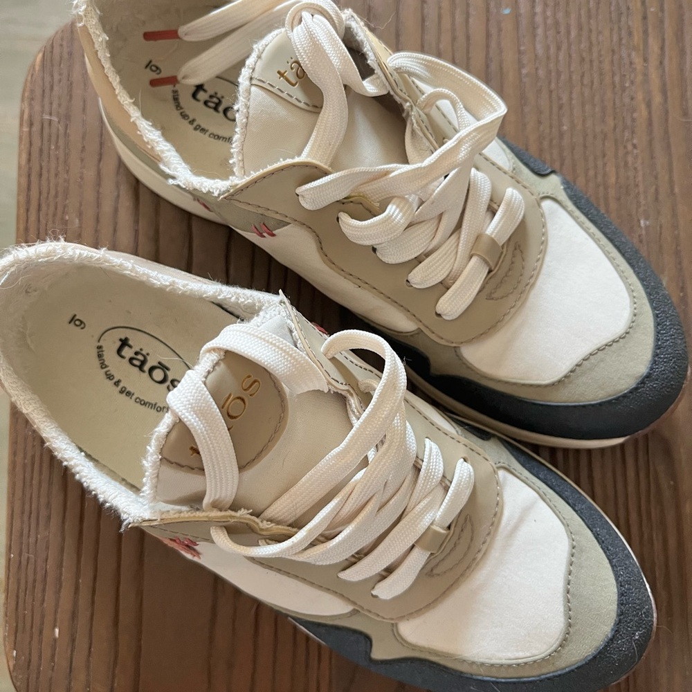 Taos Footwear Cream and Gray Retro Athletic Shoes